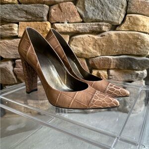 Authentic Stuart Weitzman pointed toe pump size 9